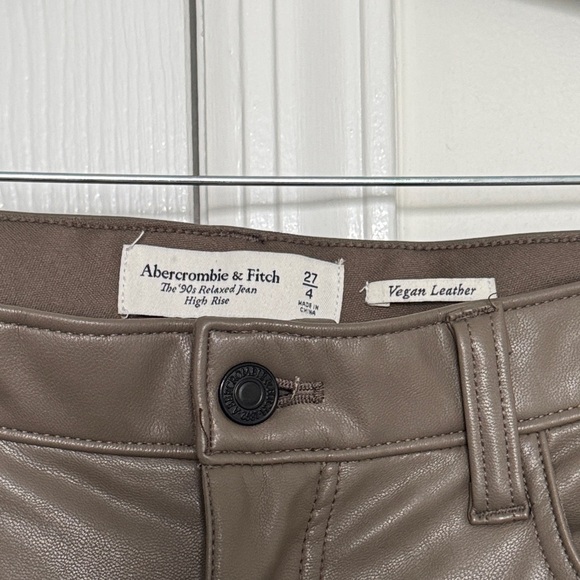 Abercrombie & Fitch curve love 90s relaxed high rise cargo vegan leather pants - Picture 5 of 5
